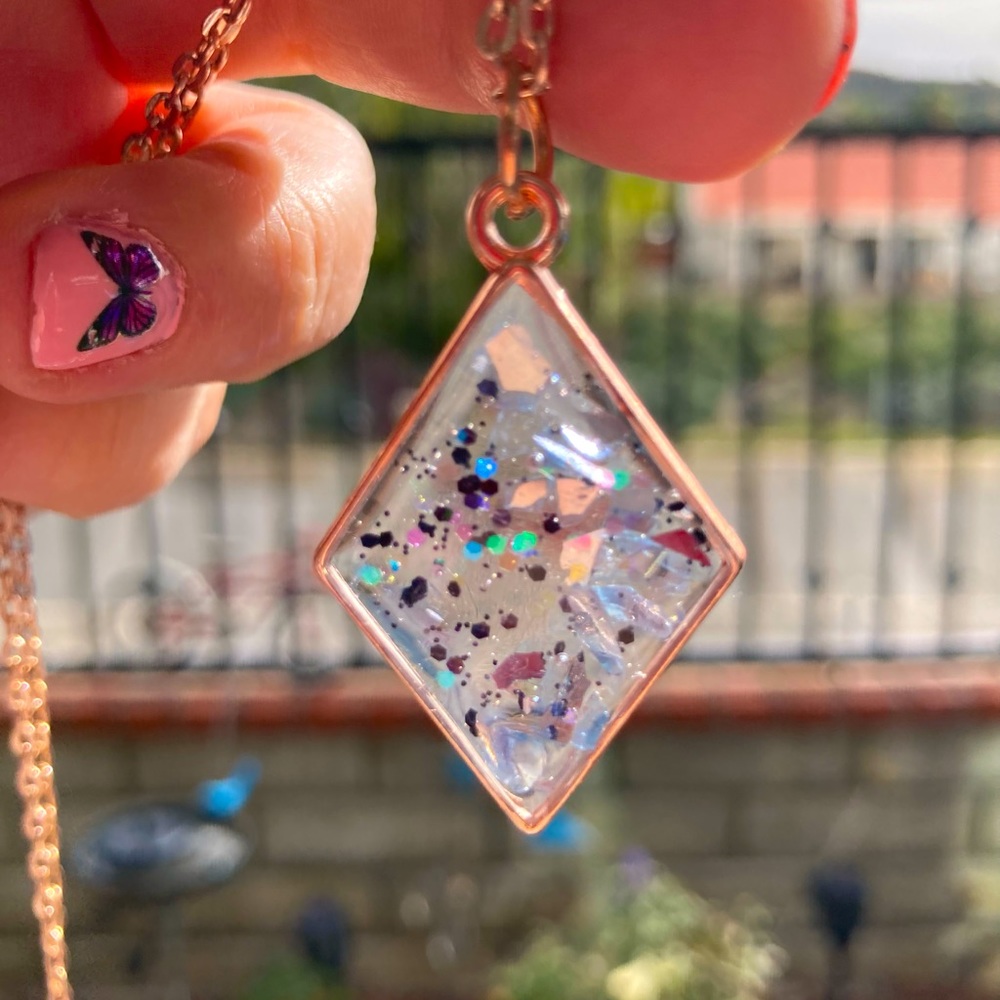 Rose gold necklace. Triangle shape.